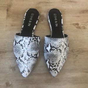 Snakeskin print Mules